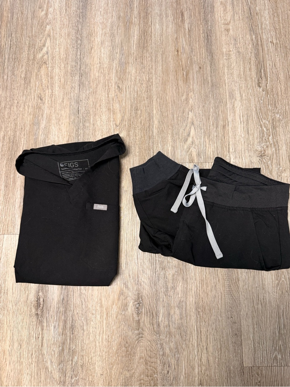 Figs Black Scrub Set.